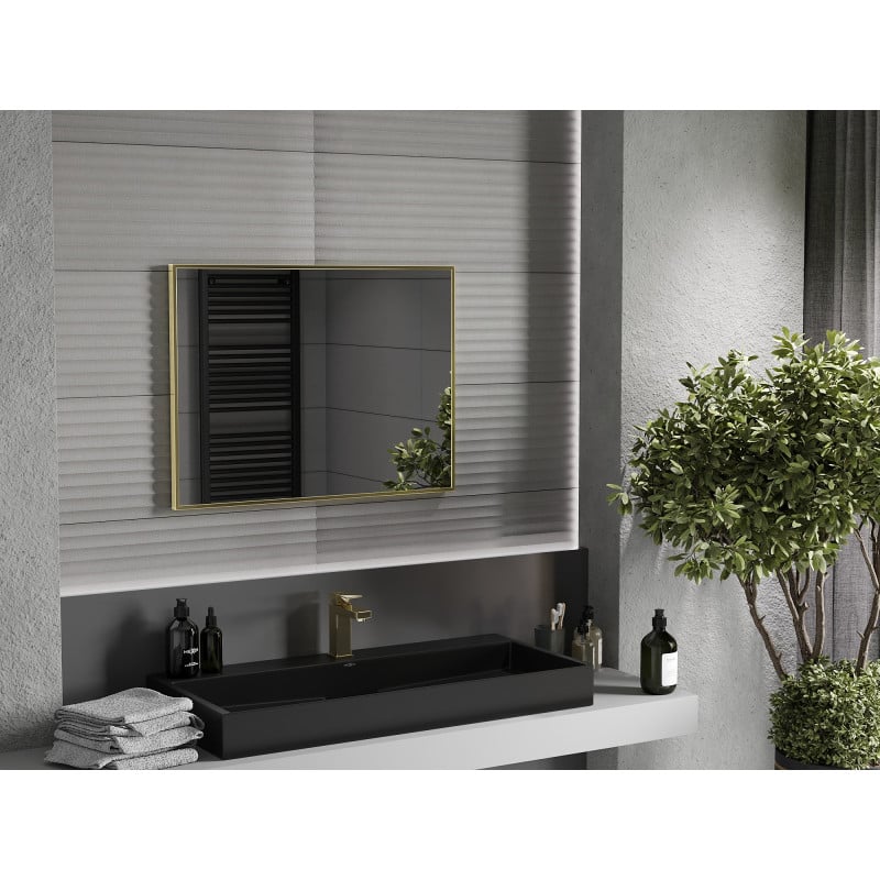 Speil til bad 80 x 60 cm rektangulært med gullramme, sett rett forfra over servant.