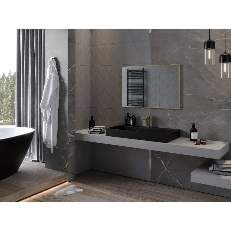 Speil baderom 90 x 60 cm rektangulært med gullramme i moderne innredning med steinvask og svarte detaljer.