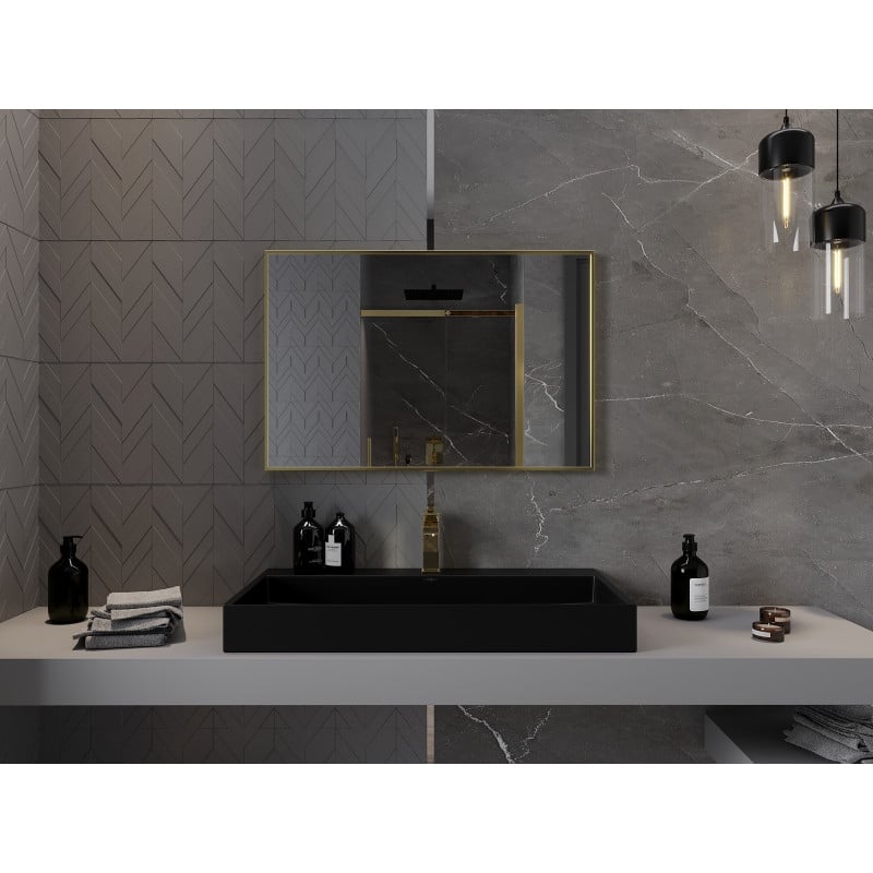 Speil til baderom Mexen Loft 90 x 60 cm med gullramme over sort servant og gullkran.