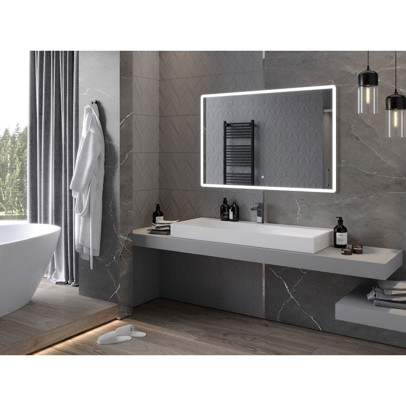 Speil til bad med lys Mexen Navia 120 x 80 cm montert over vegghengt servant i moderne baderom.