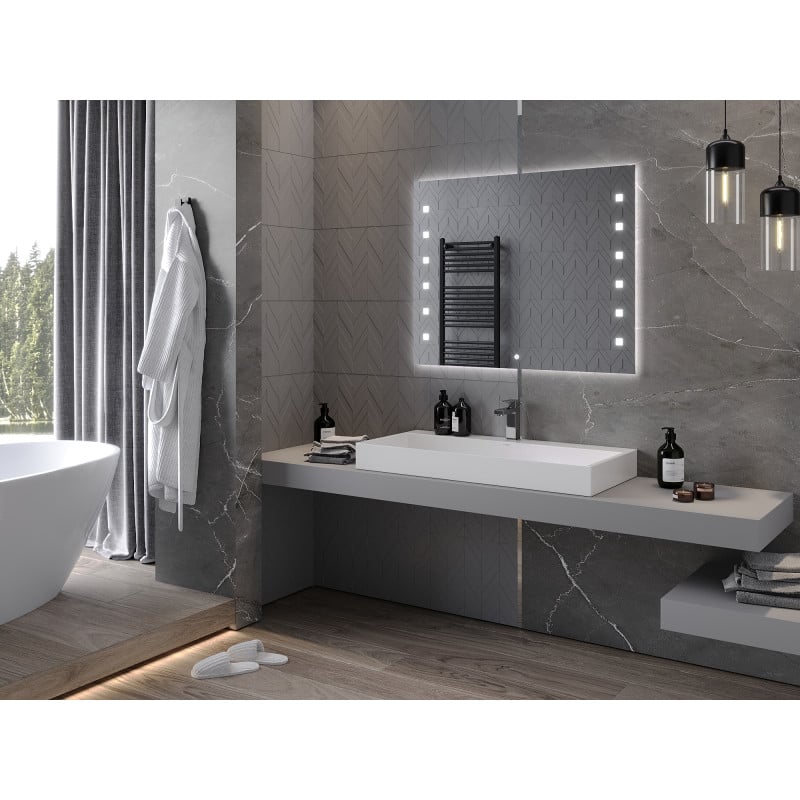 Speil til bad med lys Mexen Ner 100x80 cm montert over hvit servant mot grå marmorinspirert vegg.