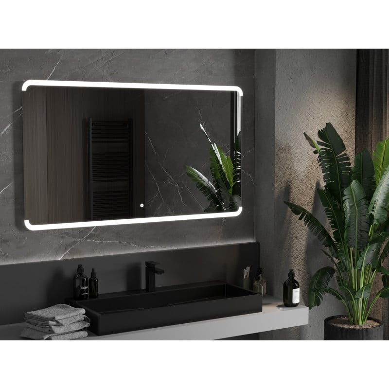 Baderomsspeil med lys Mexen Nida 140 x 80 cm på vegg med sorte detaljer og grønne planter i moderne baderom.