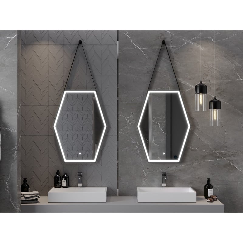 Speil bad to sekskantede LED-speil med svart ramme over servanter, grå marmorvegg og sorte lamper.