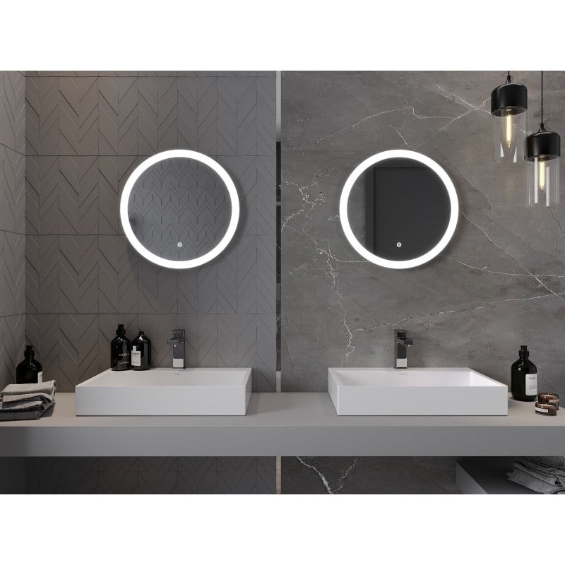 Speil bad med LED-lys rundt, to runde speil over hvite vasker mot grå flisvegg.