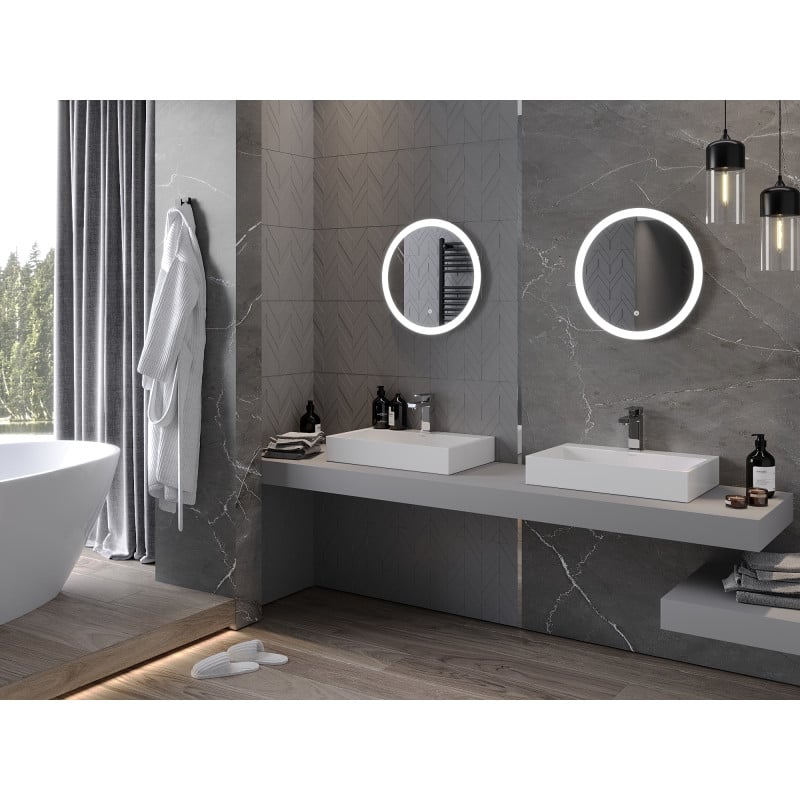 Speil til bad med lys rundt, runde LED-speil Mexen Oro over dobbel servant og grå benkeplate.