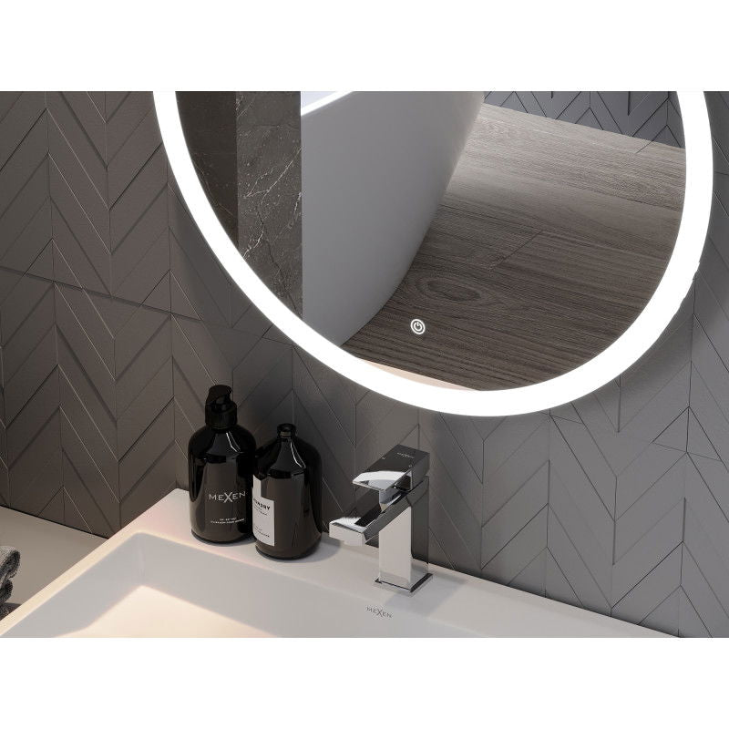 Speil til bad rundt LED-speil 60 x 60 cm over moderne vask med krom armatur og svarte dispensere.