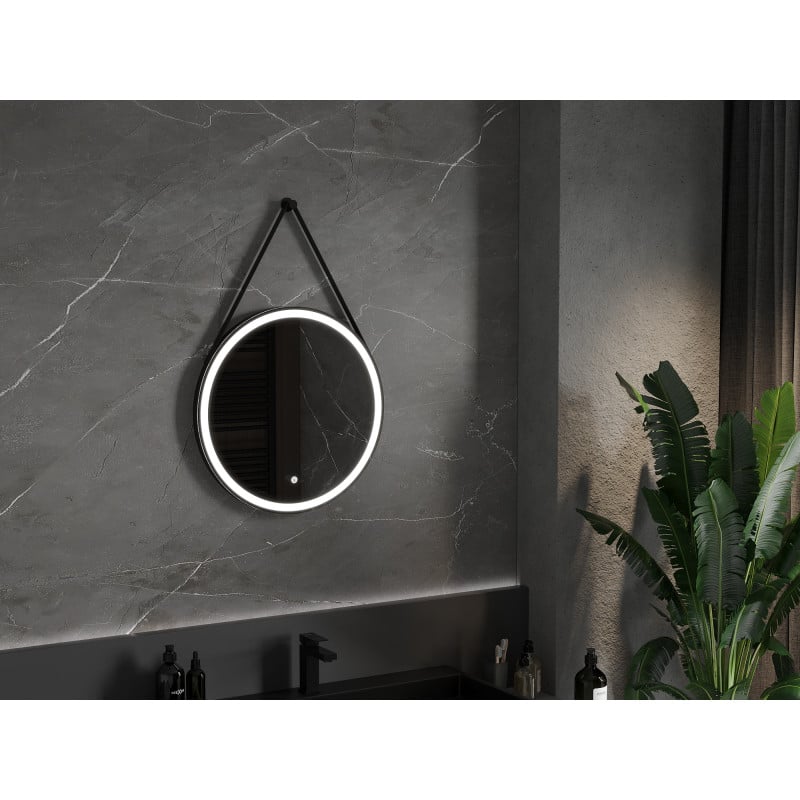 Baderomsspeil med lys rundt Mexen Reni 60 cm, svart ramme, henger på marmorinspirert vegg.