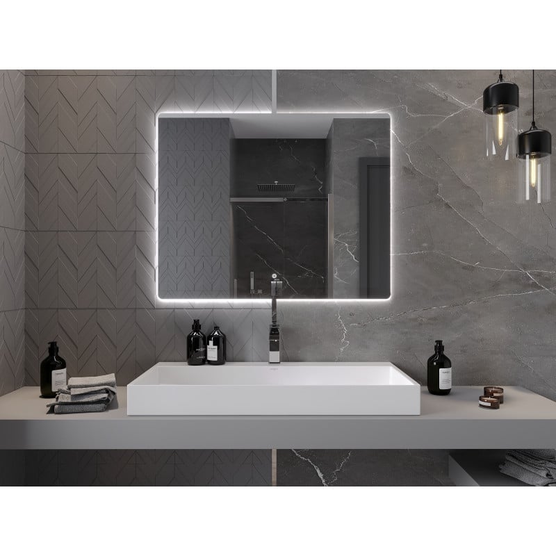 Speil bad rektangulært LED-speil 100x80 cm montert over hvit servant på grå benkeplate.