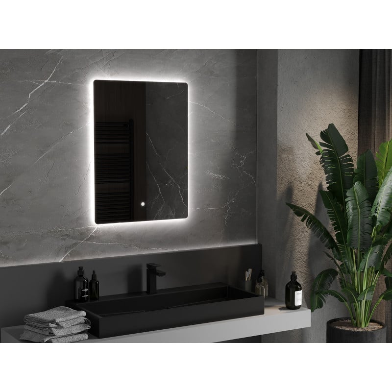 Baderomsspeil med lys rektangulært LED-speil 60x80 cm montert over svart servant på marmorvegg.