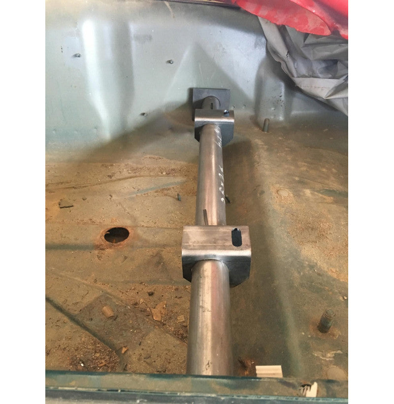 Detaljbilde av sveisbart setefeste med robust stålkonstruksjon for motorsport