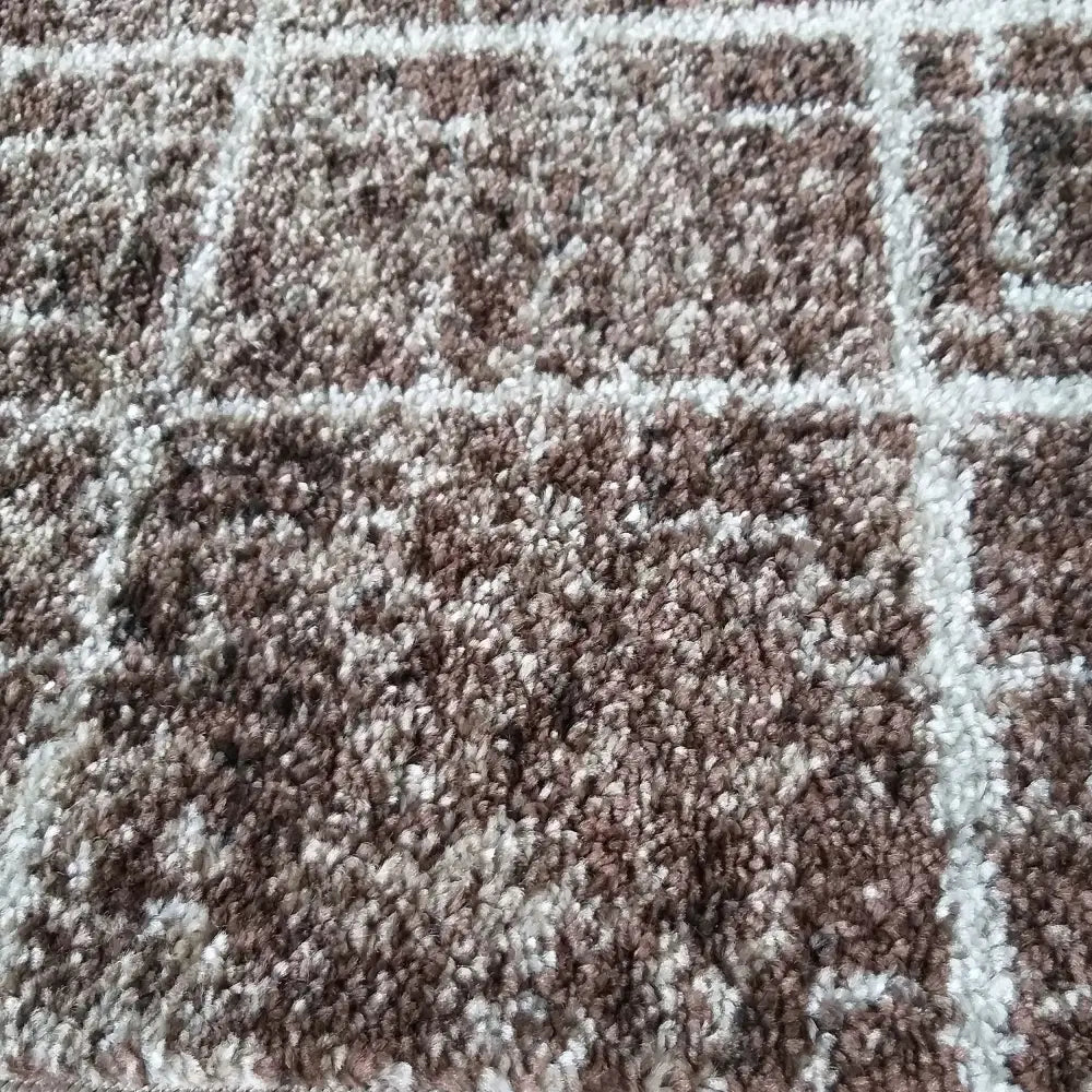 Brunt Panamero 09 teppe 200x290 cm, nærbilde av rutemønster og tett, myk tekstur i fibrene.
