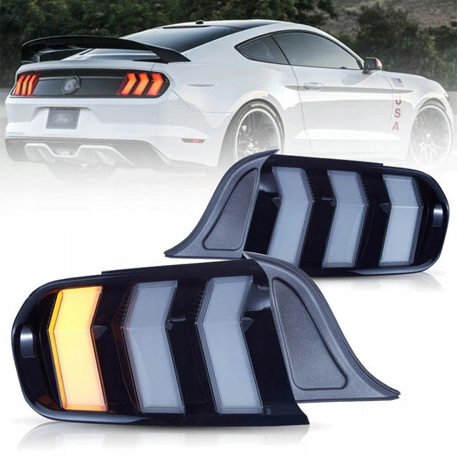 Baklykter Ford Mustang 15-23 i smoke med gult sekvensielt blinklys tent.