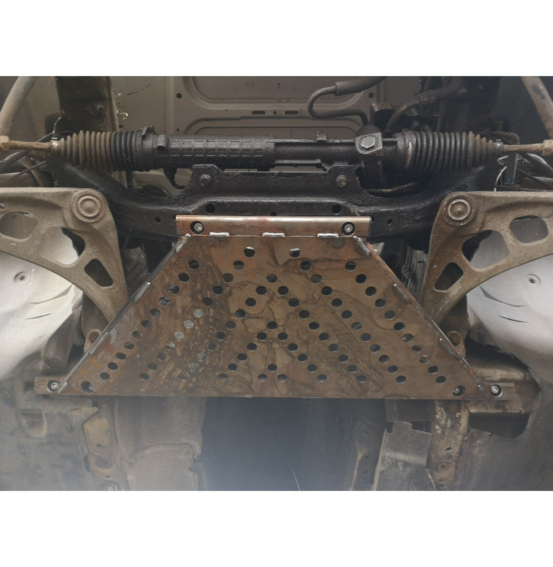 BMW E46 nedre X-brace og bunnpanneskjold montert under bilen