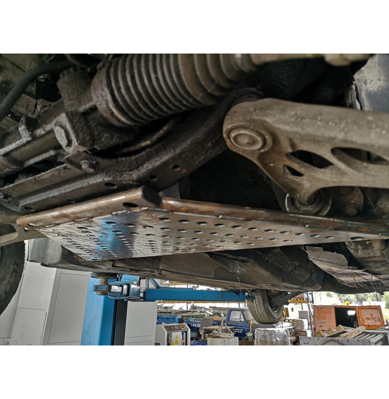 CNC-produsert bunnpannebeskyttelse i Domex 700 for BMW 3 Serie E46