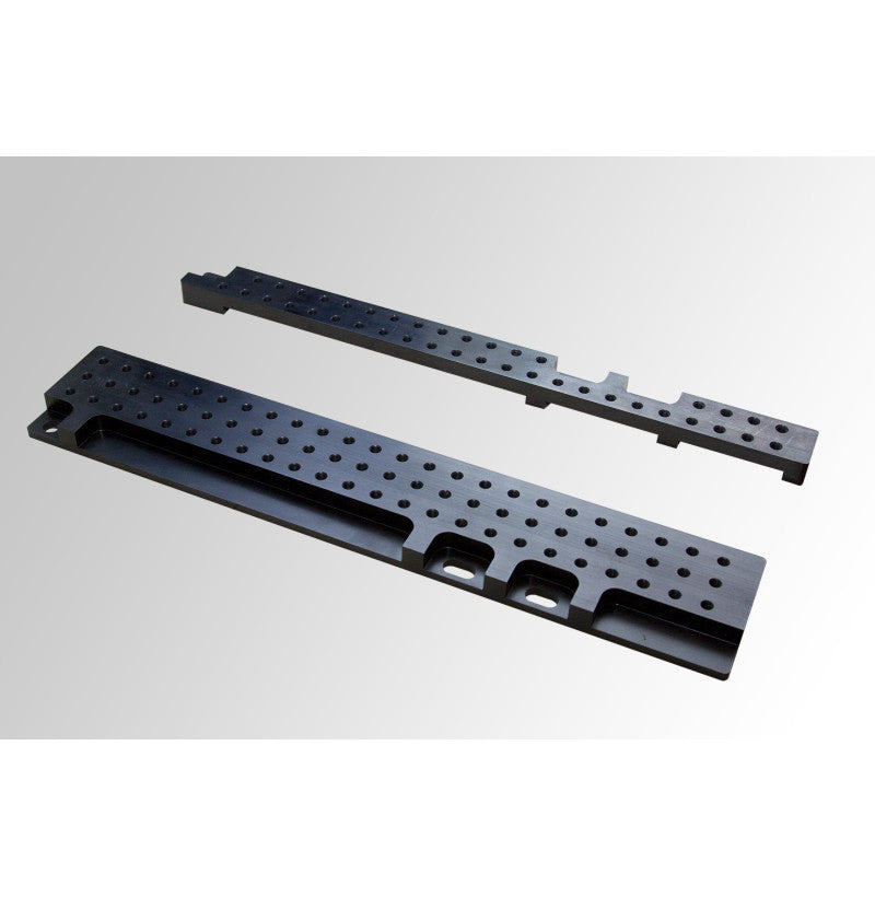 Stolplattform i aluminium for førersiden BMW E30 E36 E46 – sort anodisert med justerbare monteringshull for drift og rally