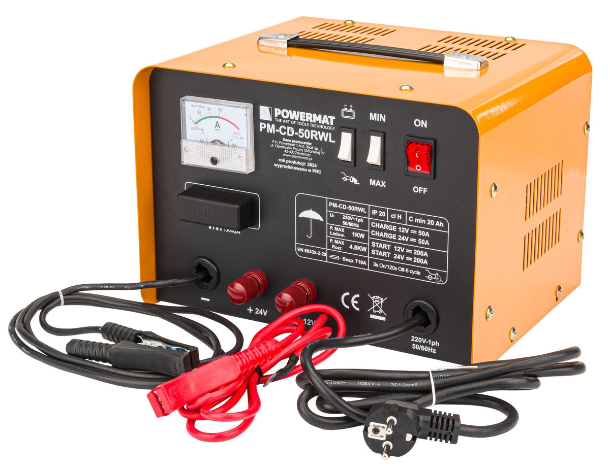 Powermat PM-CD-50RWL batterilader sett forfra på skrå med røde og svarte polklemmer og strømkabel