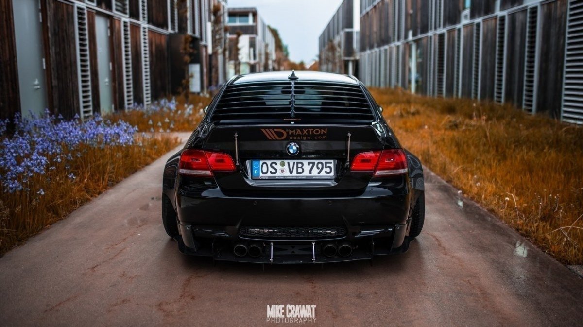 Bakrutepersienne i ABS til BMW M3 E92 Coupe montert over bakruten