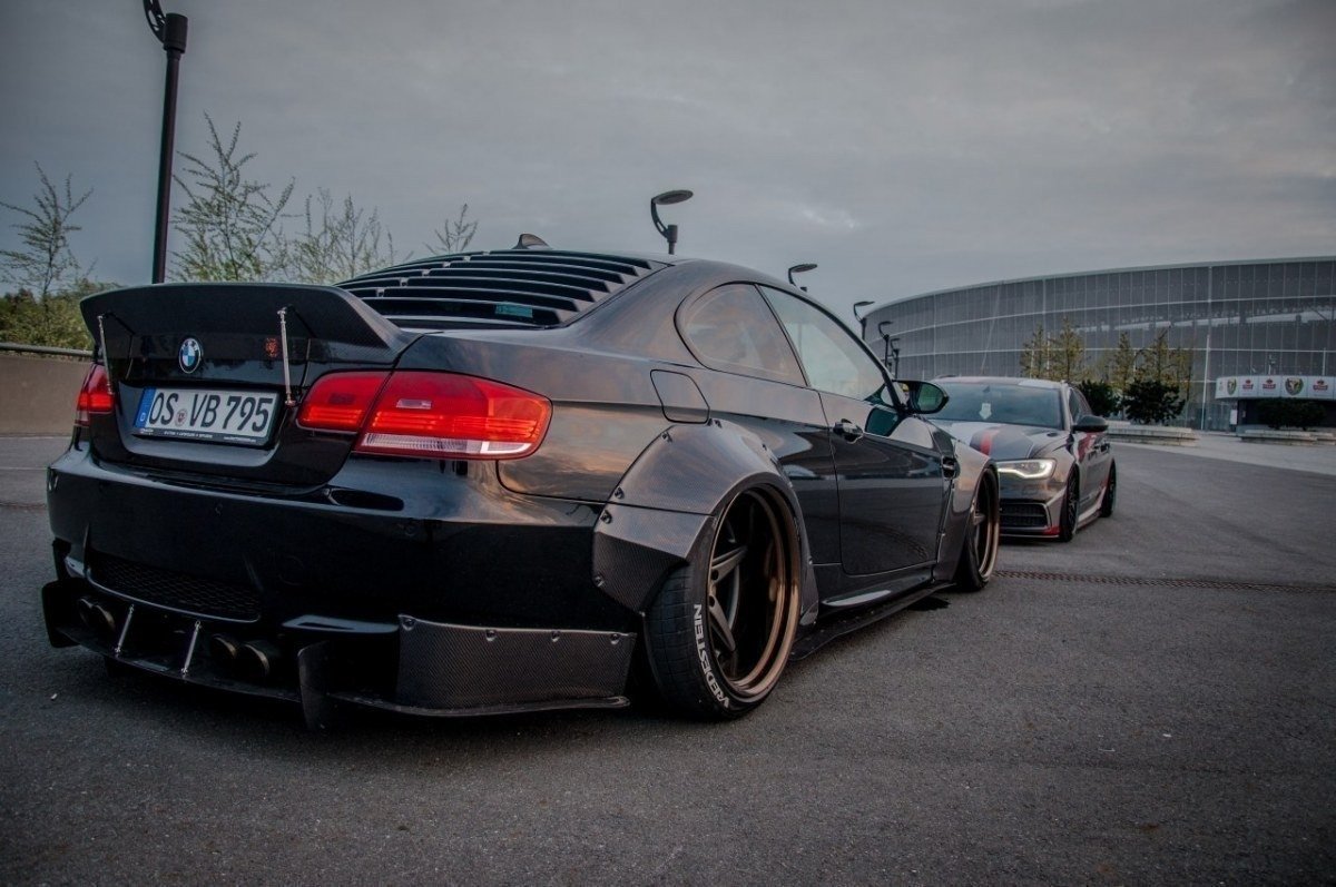 Nærbilde av lamellene på Maxton Design bakrutepersienne til BMW M3 E92