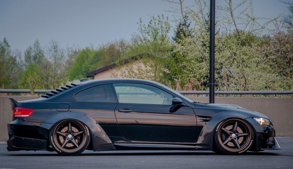 BMW M3 E92 Coupe med montert bakrutepersienne fra Maxton Design