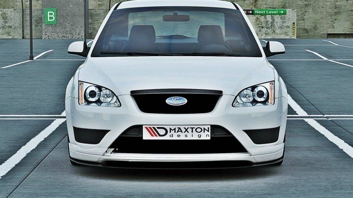 Pansertillegg fra Maxton Design montert på Ford Focus MK2 i skrå vinkel