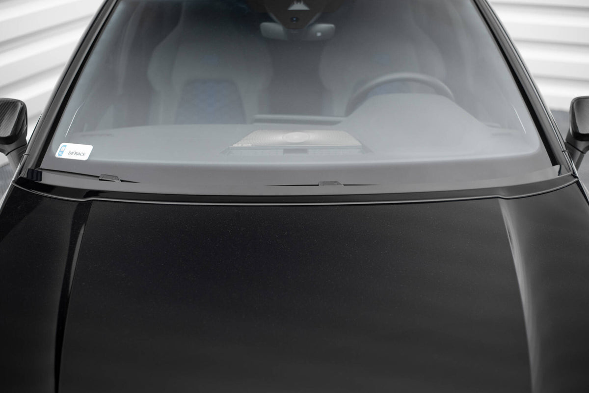 Panserkant-forlenger til VW Golf 8 – nærbilde av overflaten med blank svart finish