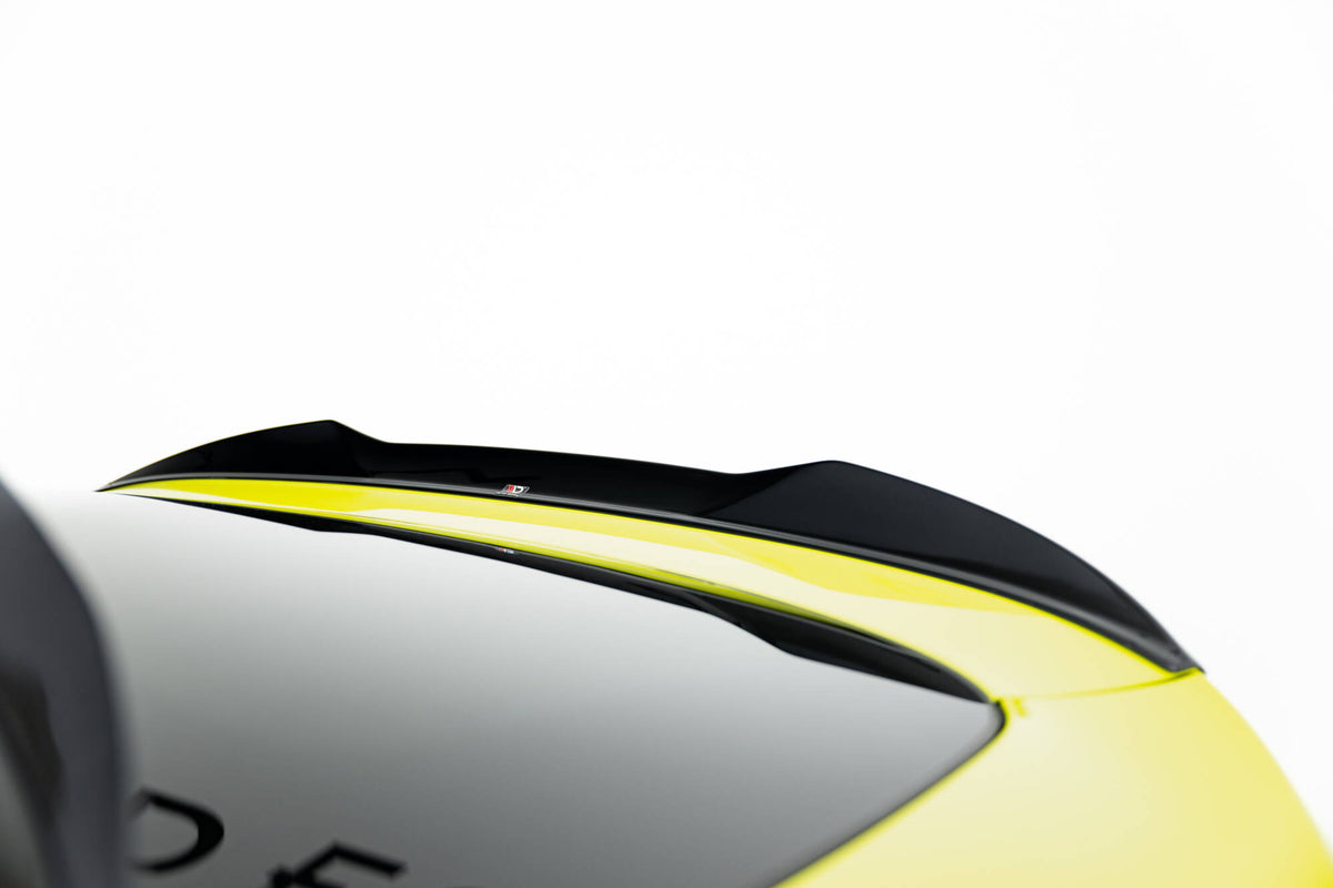 Blank sort spoiler cap montert på bakpartiet til BMW X4 M F98 Facelift