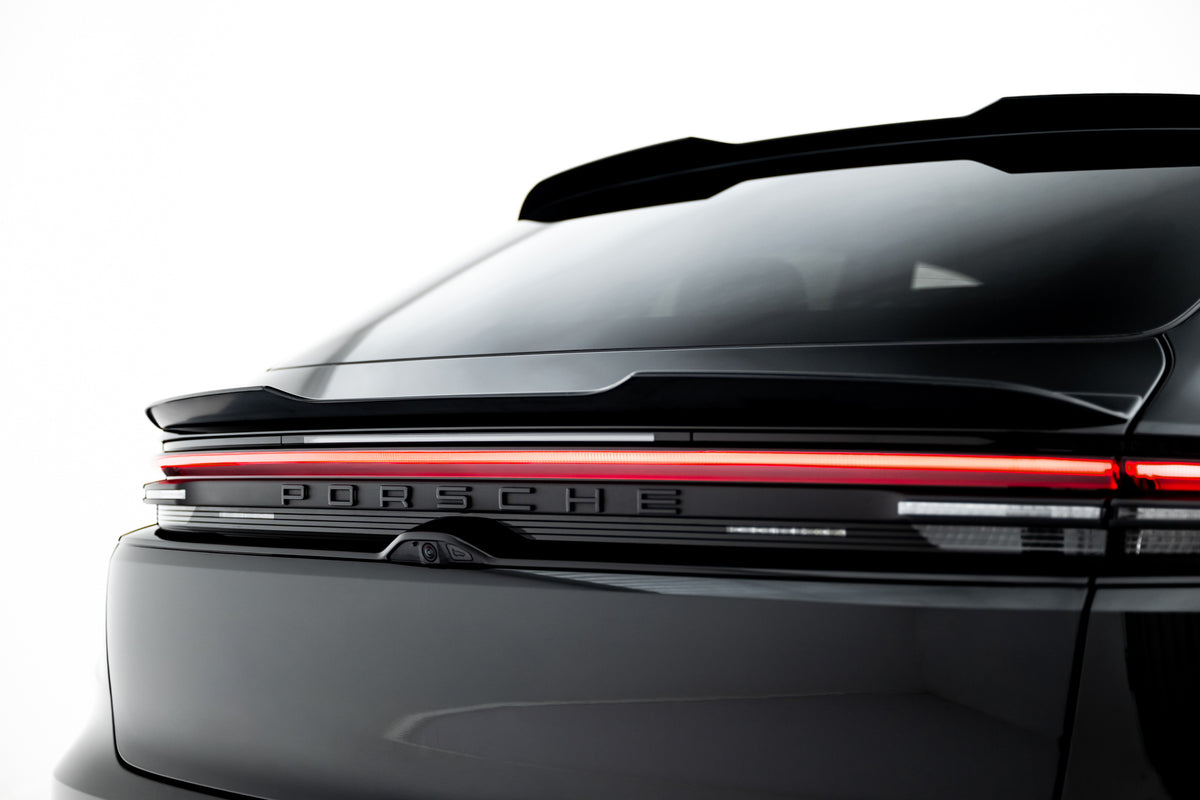 Spoilerlokk RS V.1 for Porsche Macan EV montert på bakspoiler, skrå vinkel
