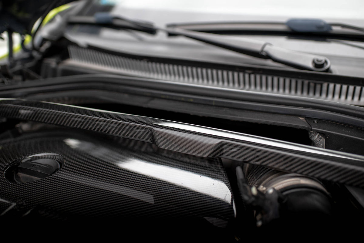 Maxton Design toppstagdeksel i prepreg-karbon for BMW M135i