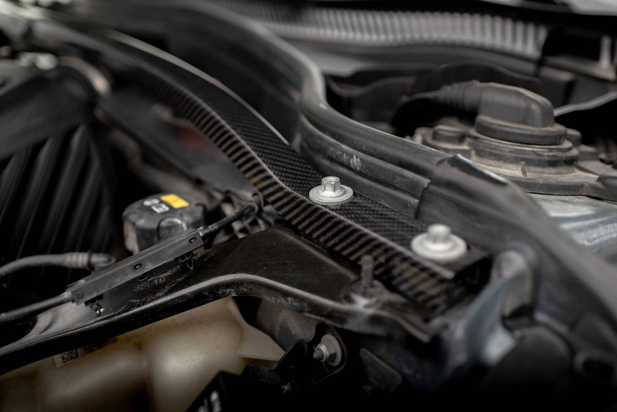 Detalj av karbonfiber-overflate på toppstagdeksel til BMW M135i