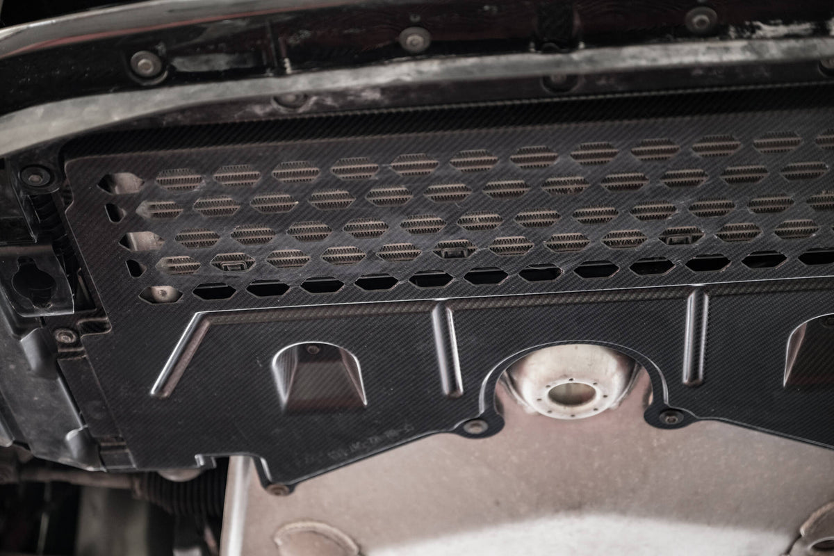 Underside av motorunderdeksel i karbonfiber til BMW M2 G87