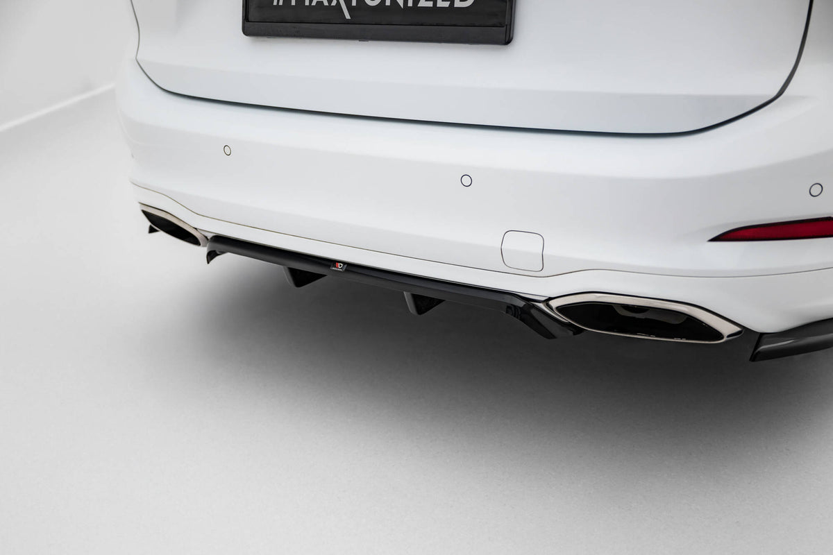 Bakre splitter montert på Ford Focus Vignale Estate, nærbilde av vertikale stenger