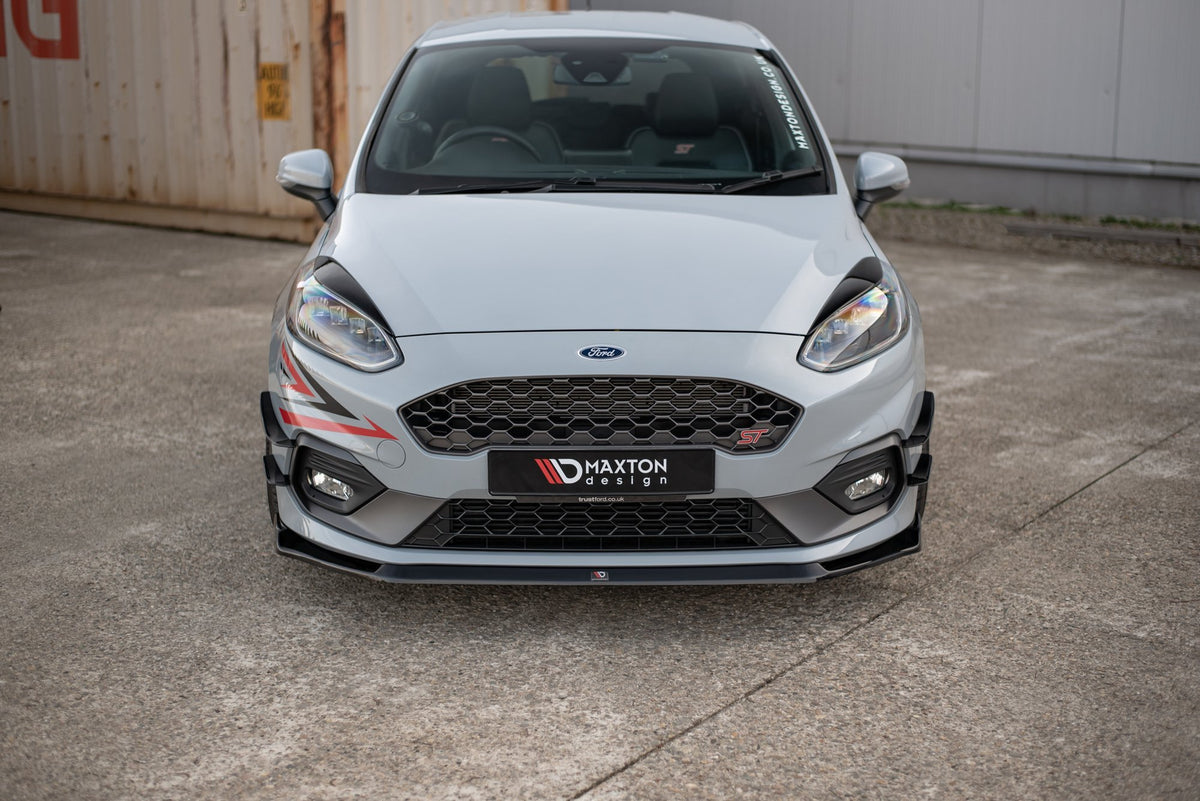 Nærbilde av Maxton Design lyktebryn til Ford Fiesta Mk8 ST-Line