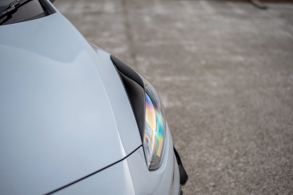 Lyktebryn i blank sort ABS til Ford Fiesta Mk8 ST montert over frontlyktene