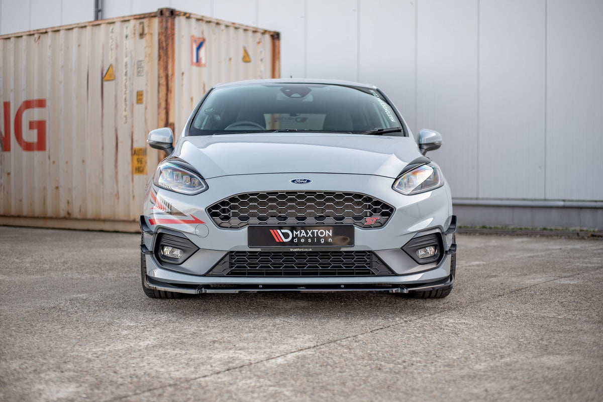 Ford Fiesta Mk8 med Maxton lyktebryn i ABS over frontlykt