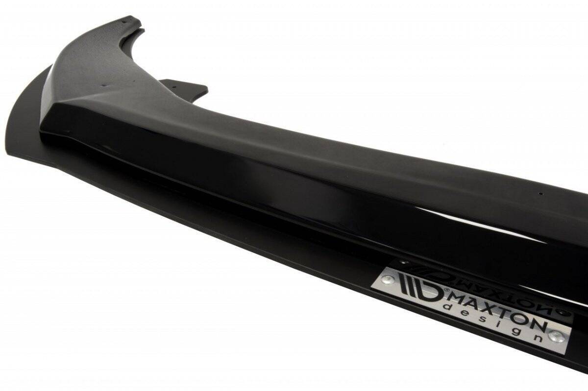 Front lip til Audi A6 C7 S-Line, sort plastspoiler med Maxton Design-logo, nærbilde fra siden.