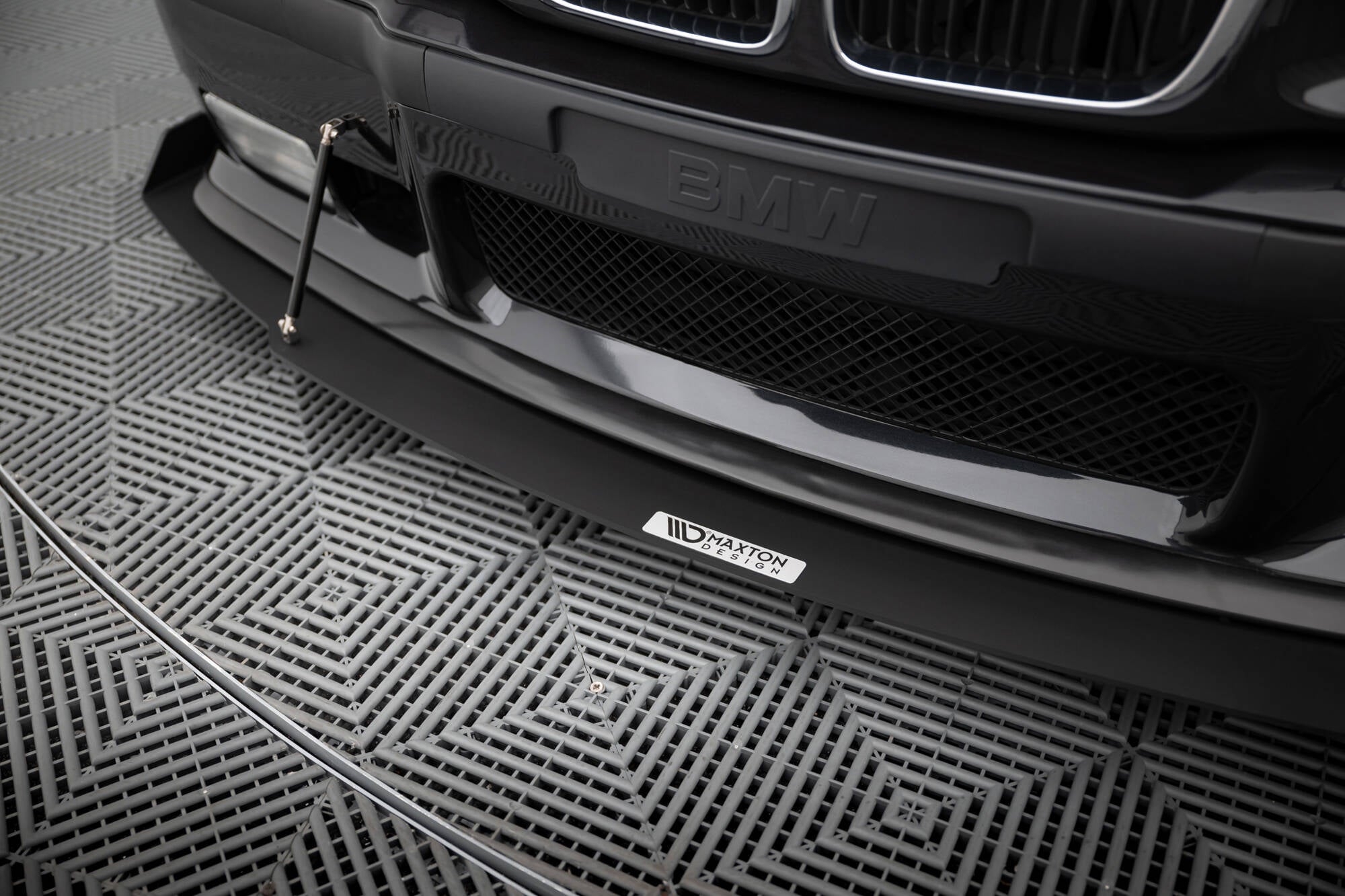 Spoiler til BMW M3 E36 Coupe 3 M-Pakke fra Maxton Design montert på bilfanger, sett skrått forfra.