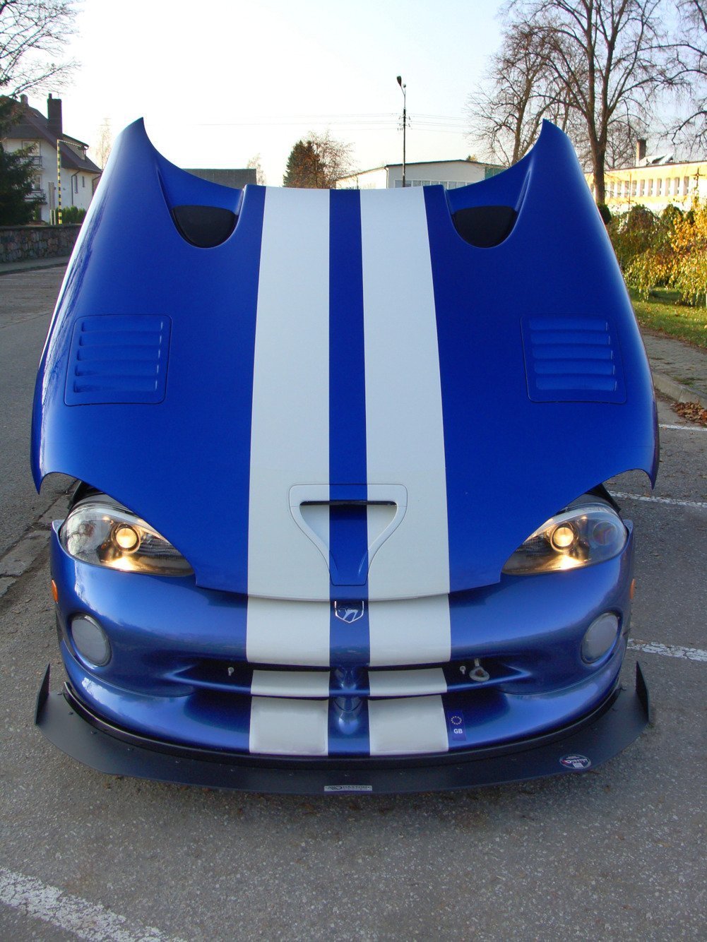 Front splitter på Dodge Viper GTs med åpent panser, blå lakk og hvite striper, frontlykter tent.
