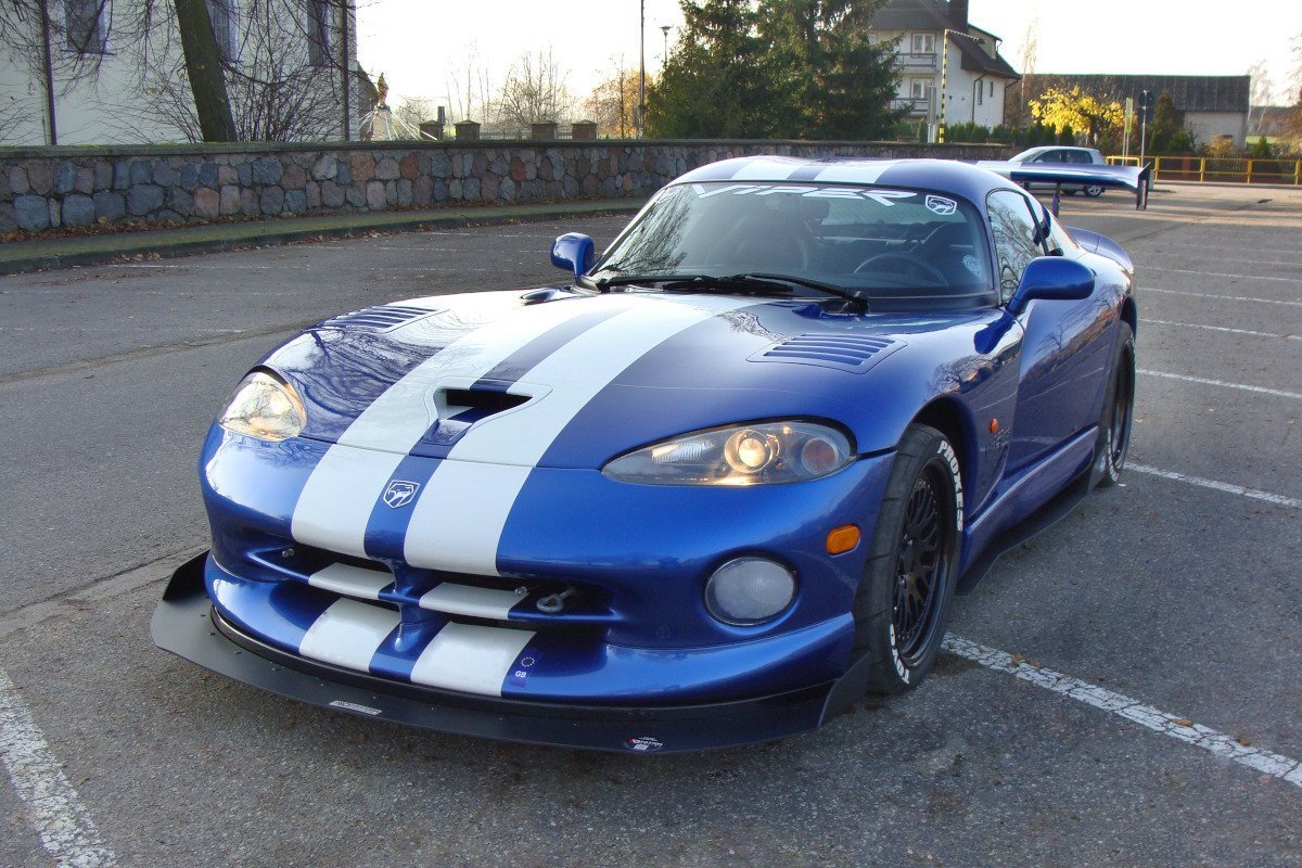 Frontleppe på Dodge Viper GTs, blå sportsbil med hvite striper, store luftinntak og svarte felger.