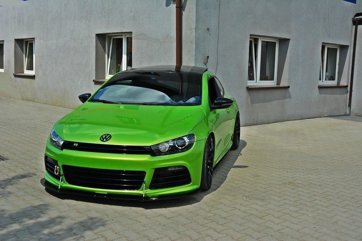 Frontspoiler VW Scirocco R 2009-2013 montert på grønn sportsbil med sort tak, sett forfra på brostein.