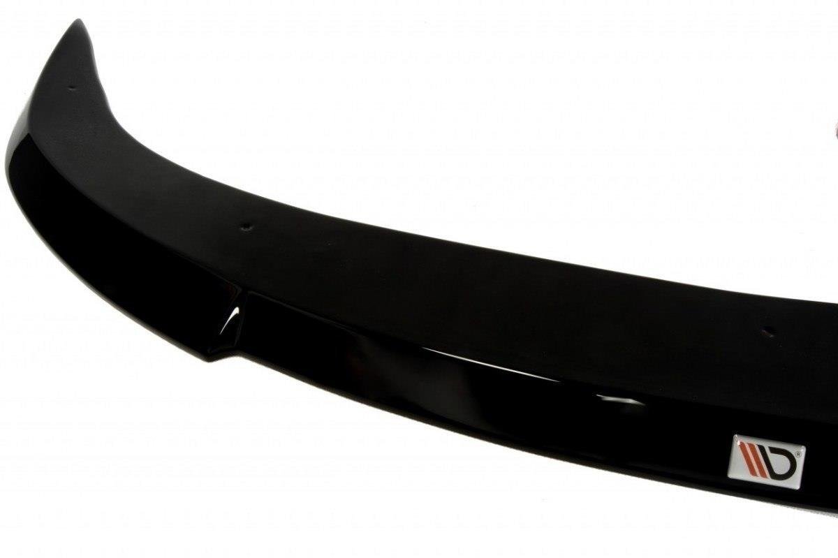 Front splitter Audi S4 B6 i sort, glanset plast med avrundede kanter sett fra skrå vinkel.