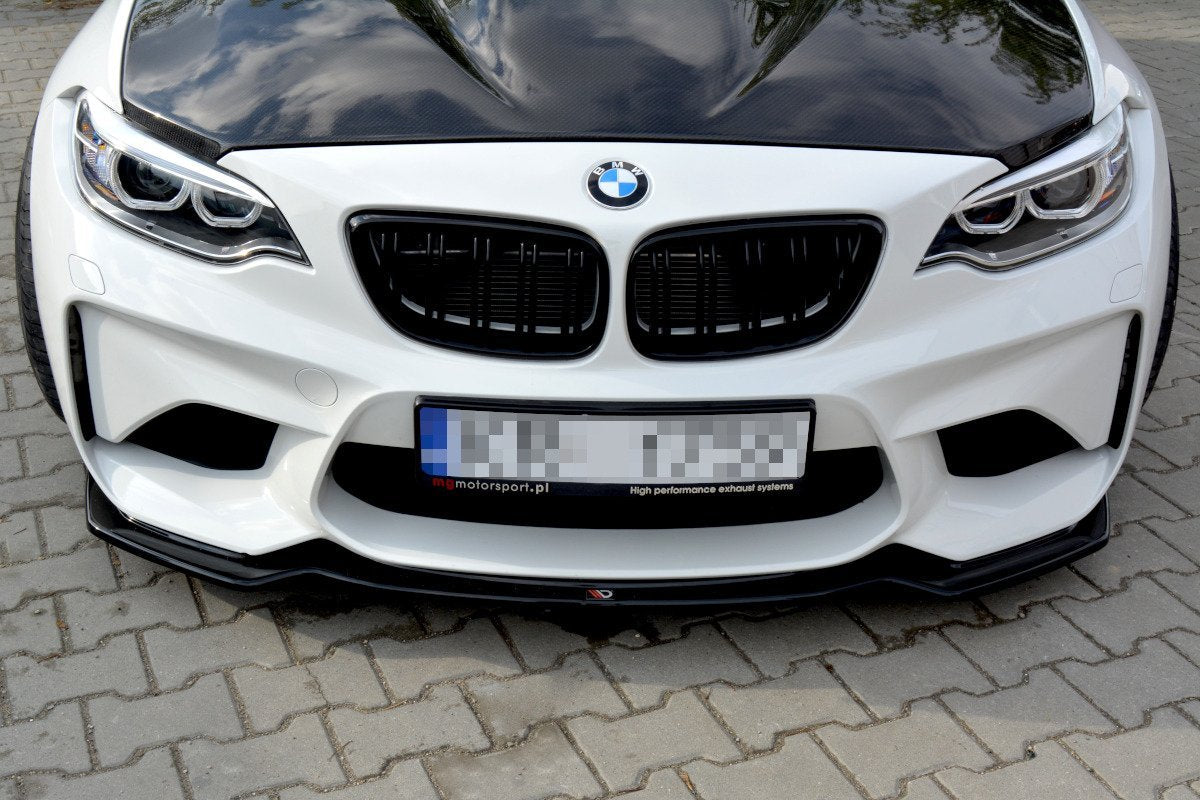 Frontleppe på BMW M2 F87 Coupe viser karbonfiberpanser, sorte grilldetaljer og markert frontsplitter.