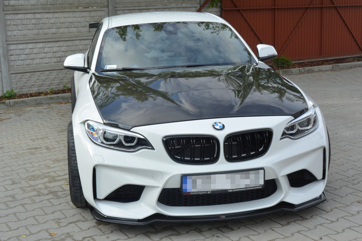 Spoiler BMW M2 F87 coupe med sort karbonfiberpanser og markerte luftinntak sett forfra.