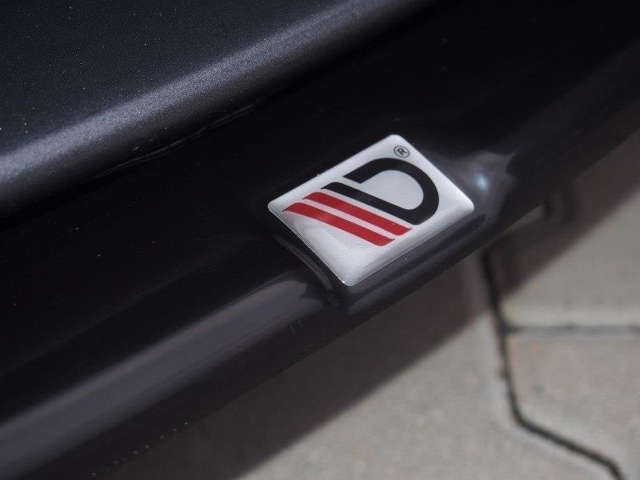 Spoiler emblem til BMW M3 E92/E93 med sort og rødt mønster på blank overflate.