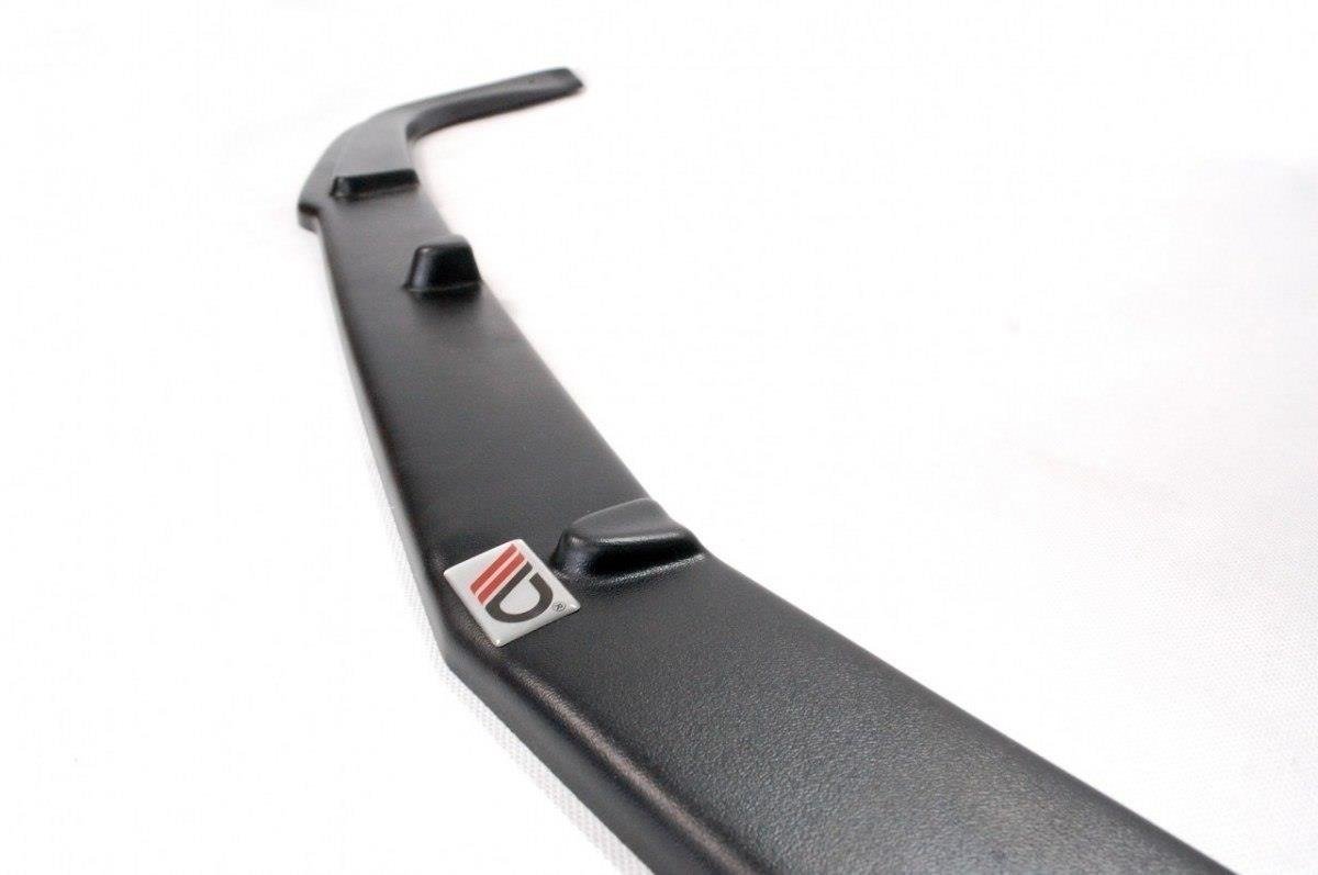 Front splitter til Mercedes E W211 AMG Facelift i svart plast med tre hevede felt og rød D-logo.