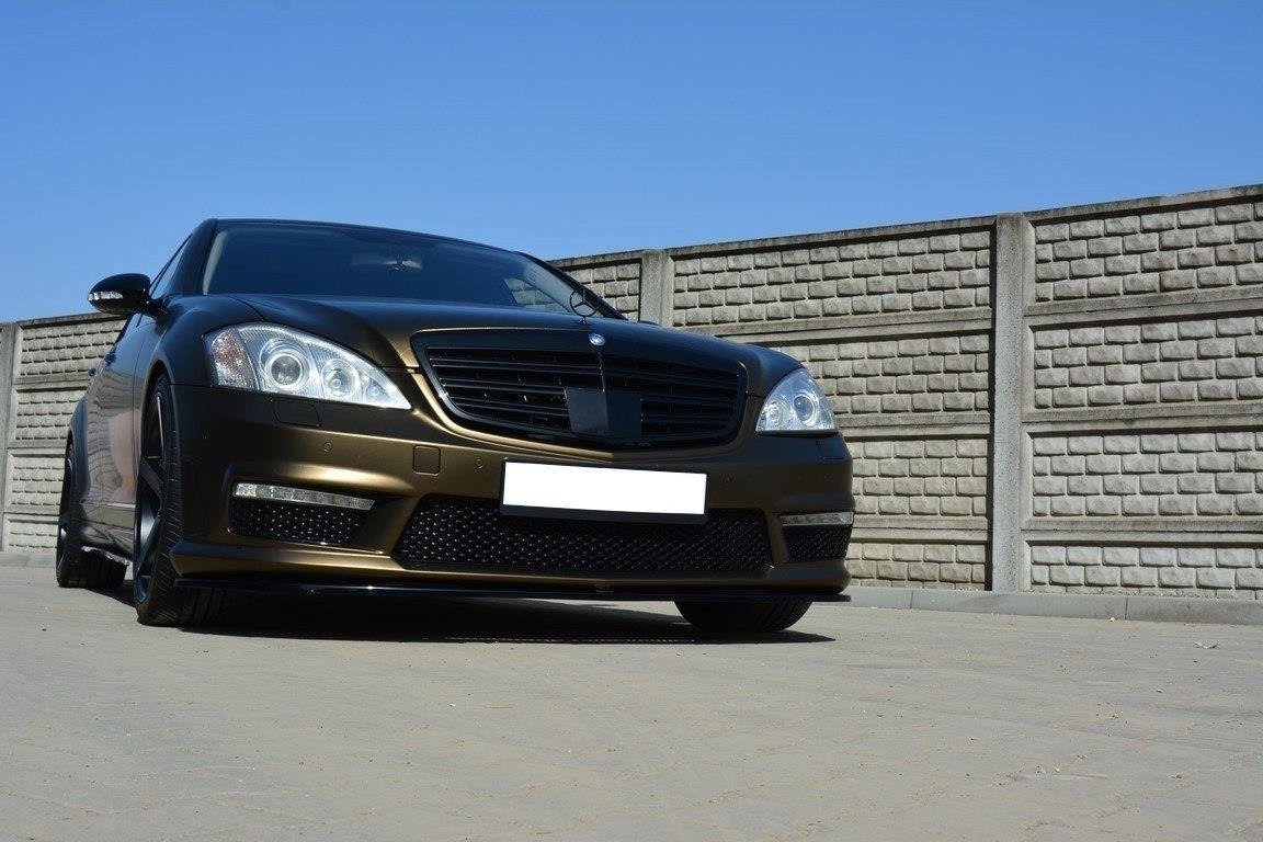Spoiler til Mercedes S-Class W221 AMG montert på mørk metallic bil med sorte felger.
