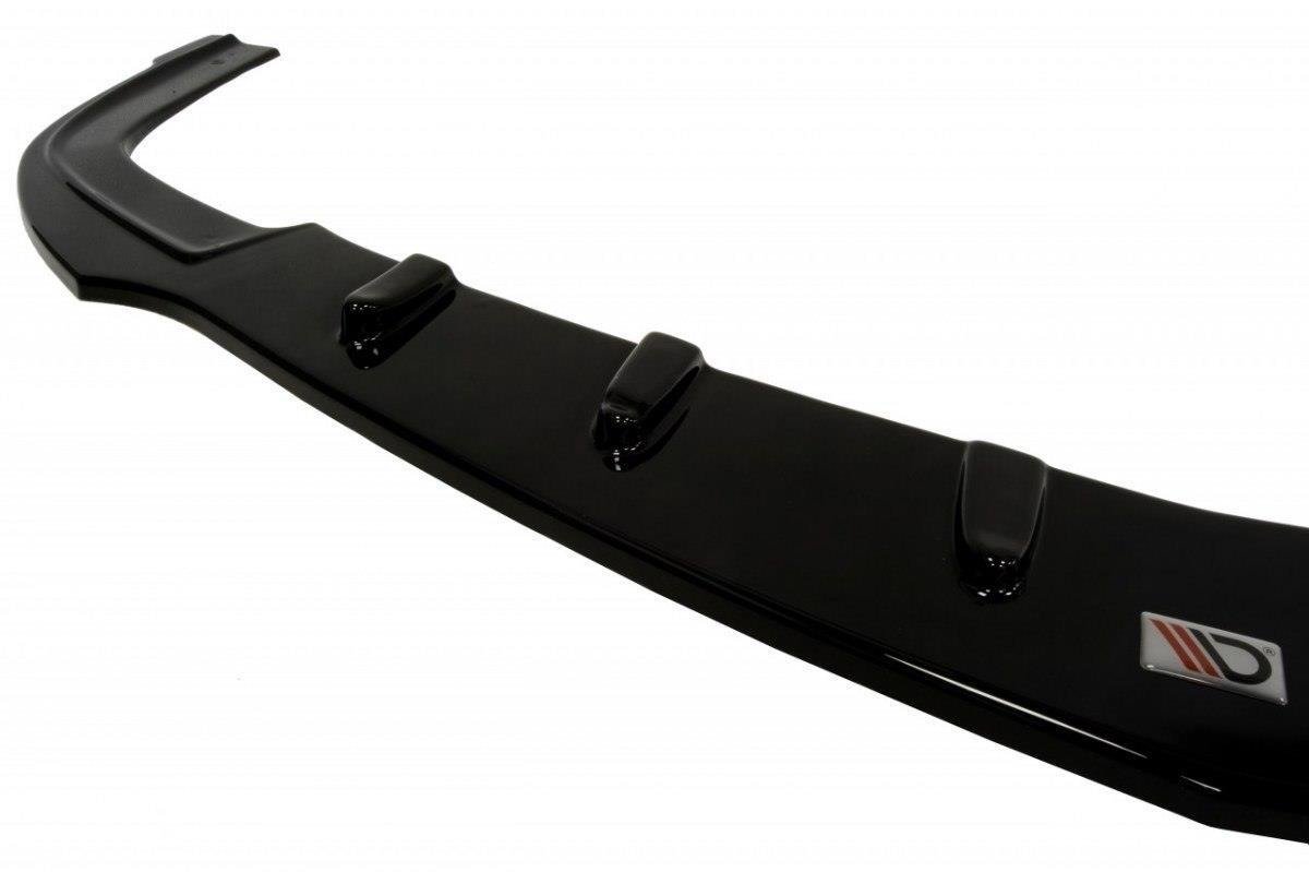 Front splitter til Opel Astra H, sort plast med tre utstikkere og logo, sett fra skrå vinkel.