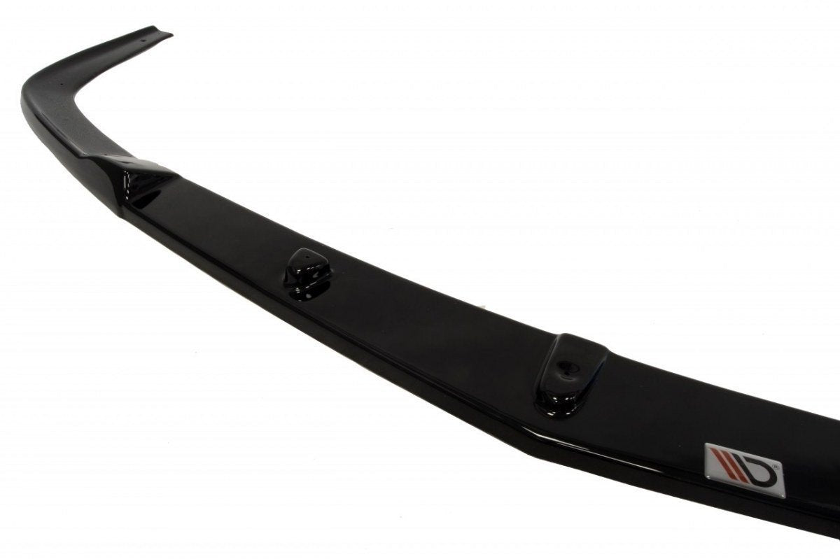 Frontleppe Opel Astra H Opc Vxr Nurburg i sort plast med blank finish og rød-grå logo, skrå vinkel.