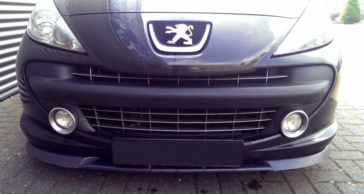 Frontleppe på Peugeot 207 Preface med kromlogo, runde tåkelys og horisontal grill sett forfra.