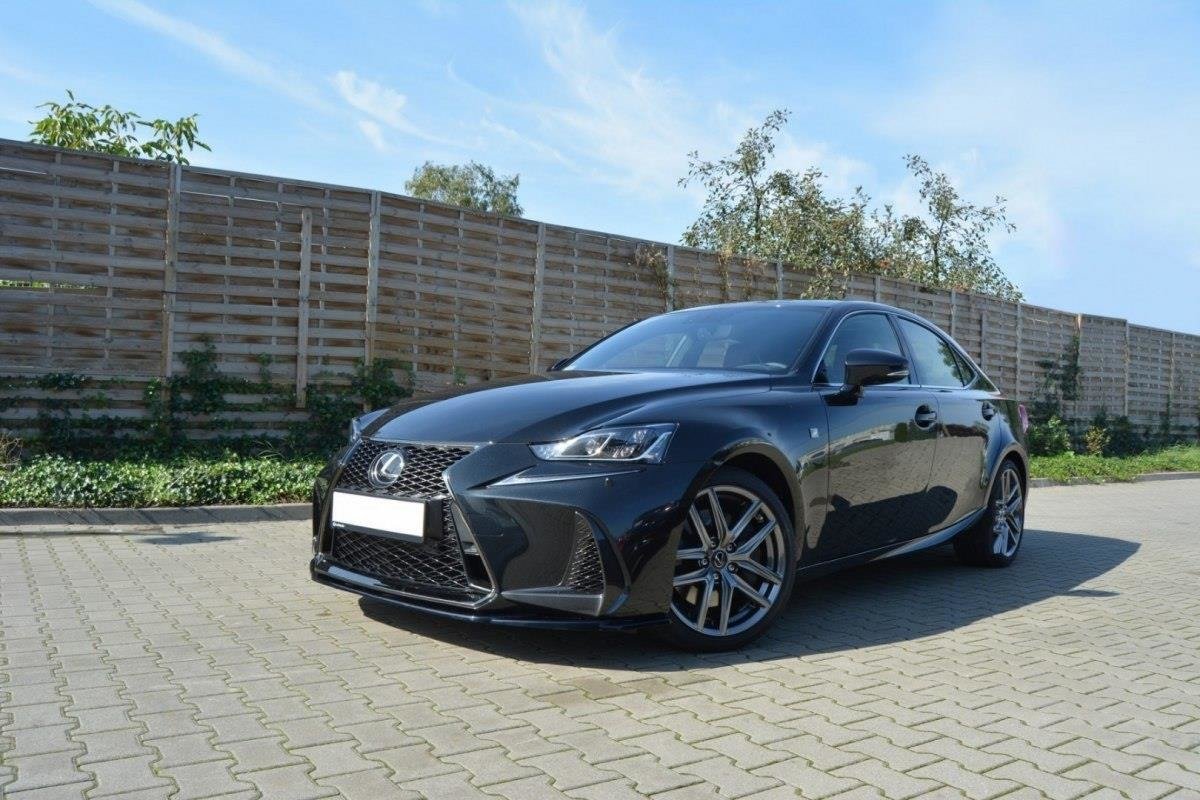 Spoiler på Lexus Is MK3 Facelift F-Sport V.1 sett forfra med sportsfelger og LED-lys.