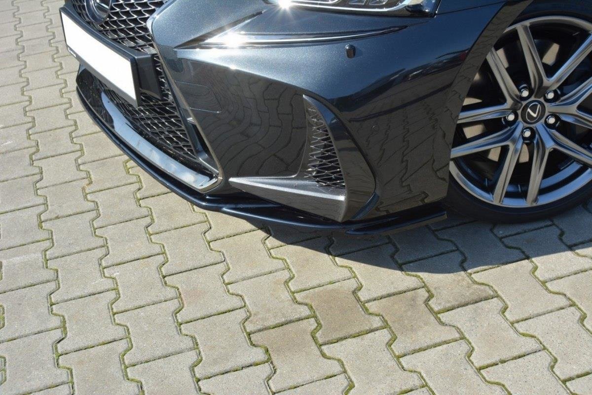 Front splitter på Lexus Is MK3 Facelift F-Sport V.1 med sort grill og aluminiumsfelg, sett skrått forfra.